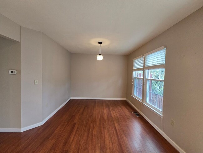 Building Photo - Beautiful End Unit Townhouse - Convenientl...