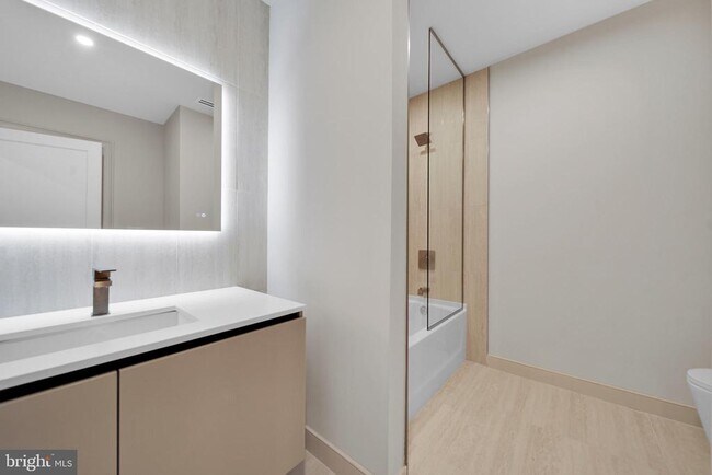 Building Photo - 2121 Ward Pl NW