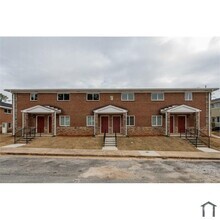 Building Photo - Renovated Townhome in Gated Community