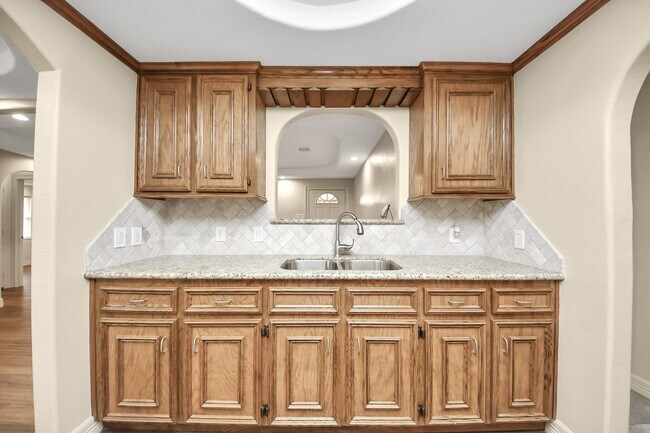 Building Photo - 8925 Homewood Ln