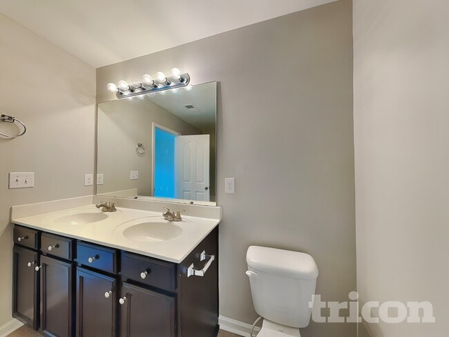 Building Photo - 747 Markham Cir