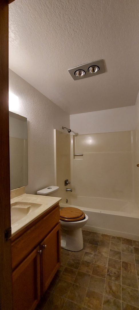 Building Photo - Auburn retro rambler home - 3 bedrooms and...