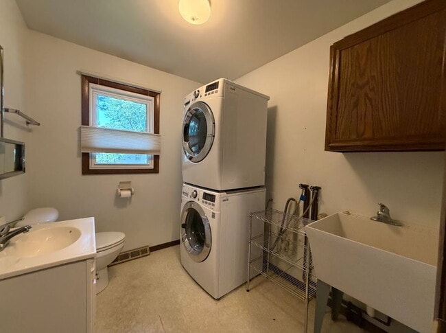 Building Photo - 3 Bedroom, 2.5 Bathroom Home with Fenced Yard & 2 Car Garage