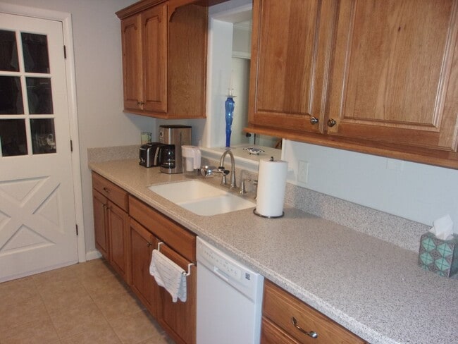 Building Photo - Island House-Close to Everything! Fully Furnished!