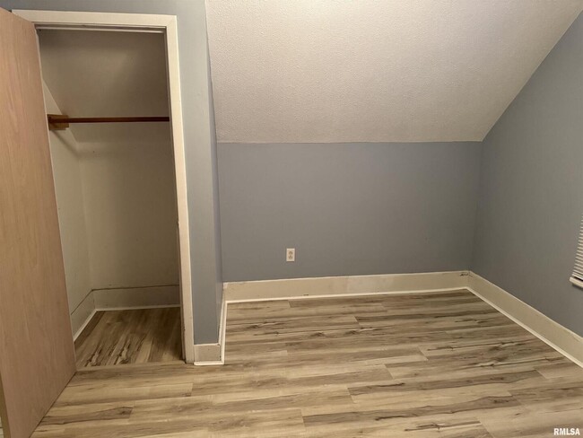 Building Photo - 105 6th Ave