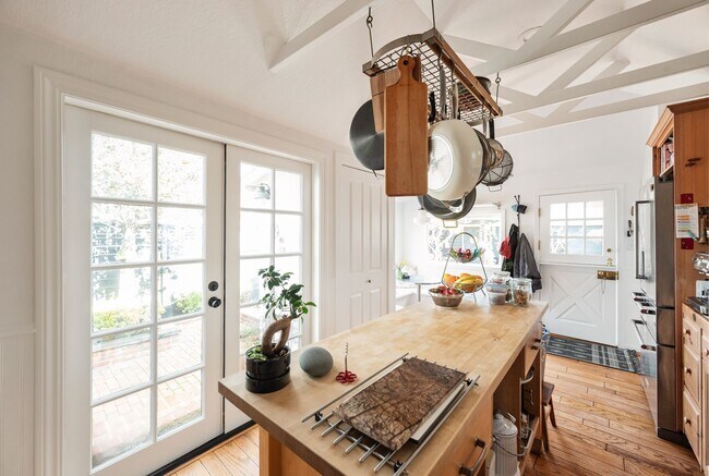 Building Photo - Elegant, Light-Filled Furnished Alameda Home with Indoor-Outdoor Living