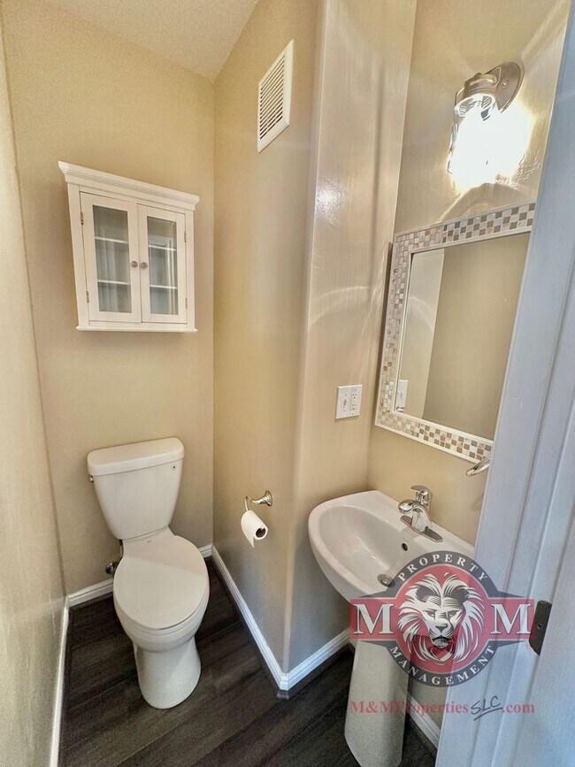 Building Photo - 3 Bd 3.5 Bath Model Like Townhome in Riverton