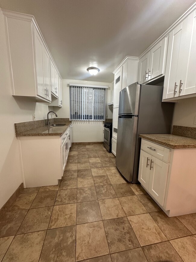 Building Photo - 2320 W 24th St