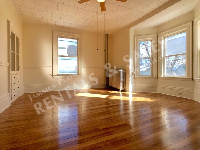 Building Photo - 47 Custer St