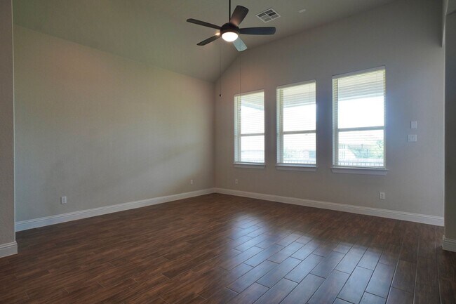 Building Photo - 6650 Verona Pl