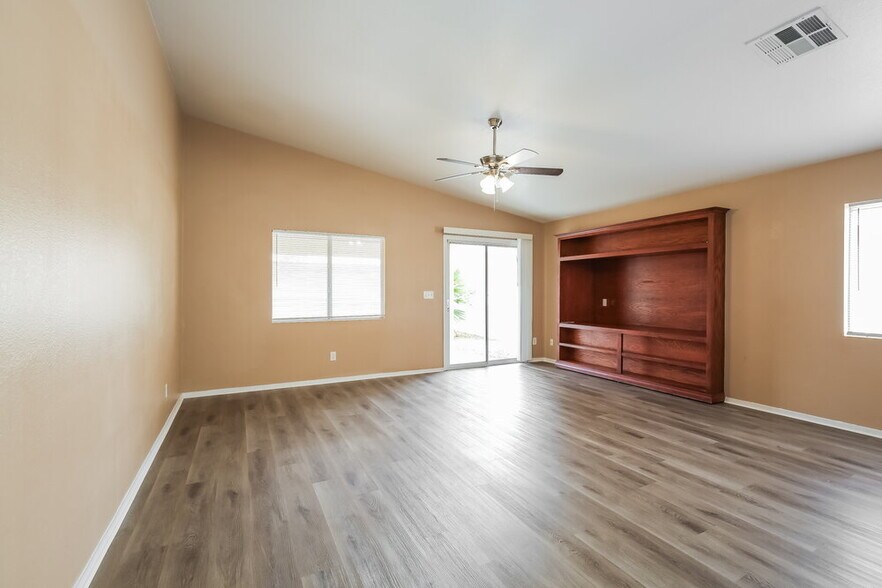 Building Photo - 1002 Emerald Stone Ave