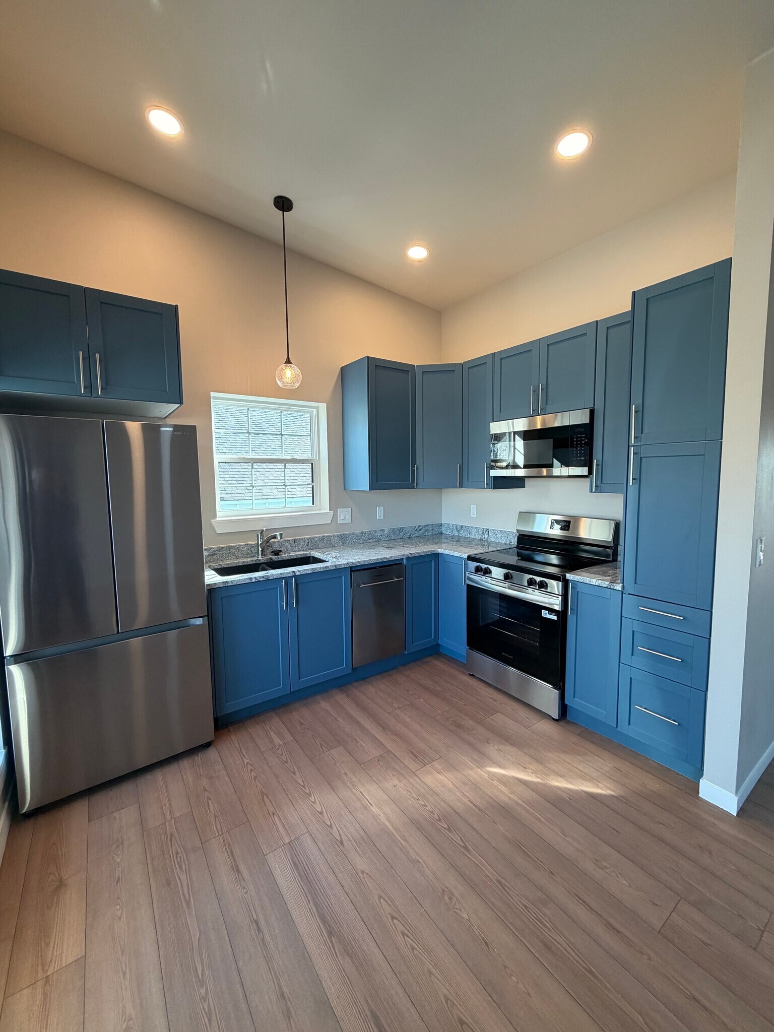 Building Photo - 833 W Stone St