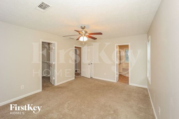 Building Photo - 11685 Heritage Dr