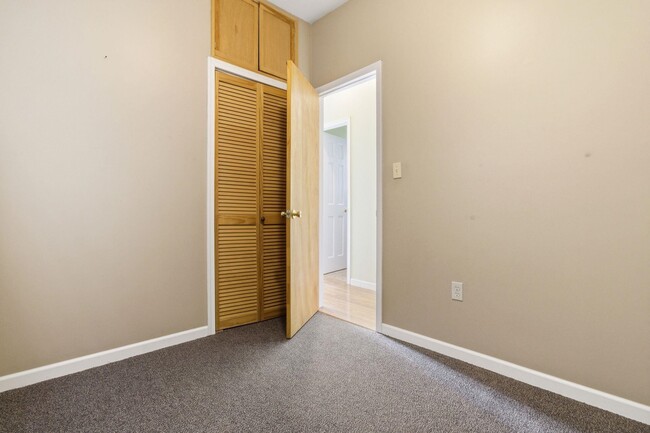 Building Photo - 470 Mallory Ave