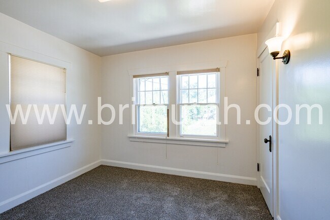 Building Photo - 1655 E 900 S
