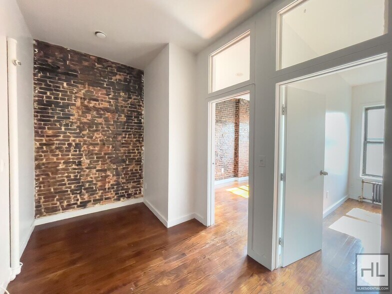 Building Photo - Spacious Crown Heights 2-Bed 1-Bath / Expo...