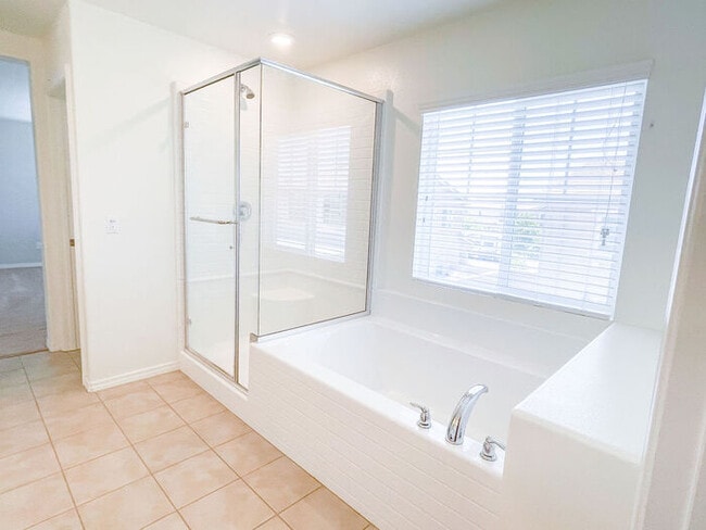 Building Photo - Beautiful 2 Story 4 Bedroom Home in Great ...