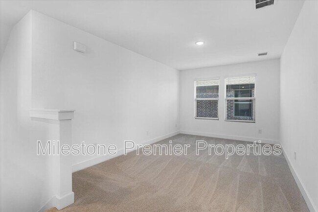 Building Photo - 820 Sunflower Trl