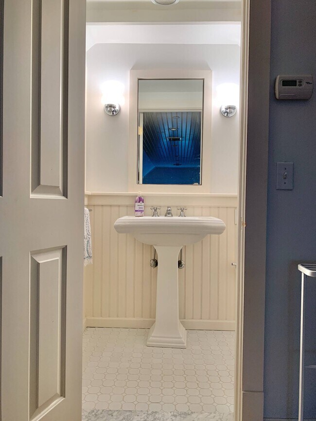 Building Photo - 81 Hampton St