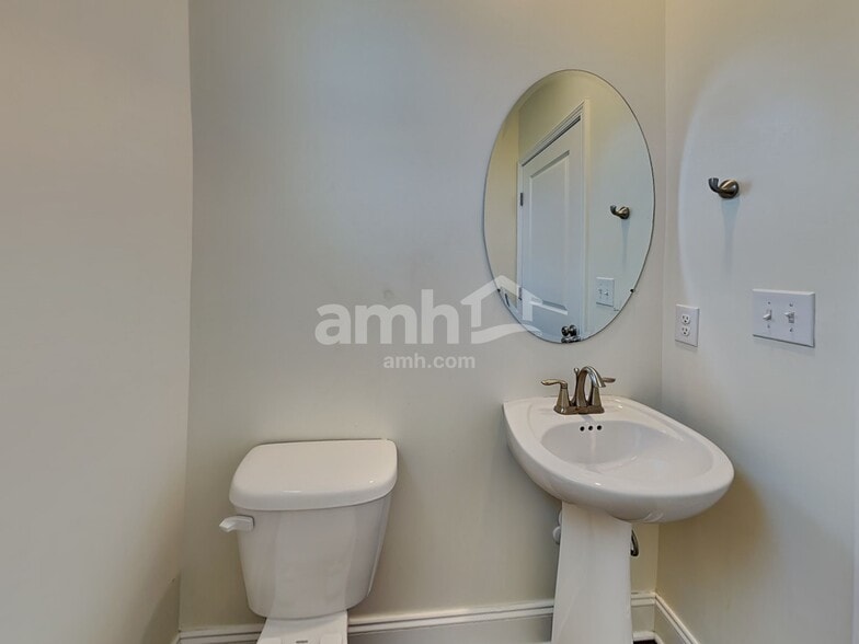 Building Photo - 5223 Valor Dr