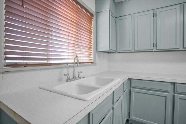 Building Photo - 3/1/1 close to medical and Texas Tech. Neutral colors.. Updated bath