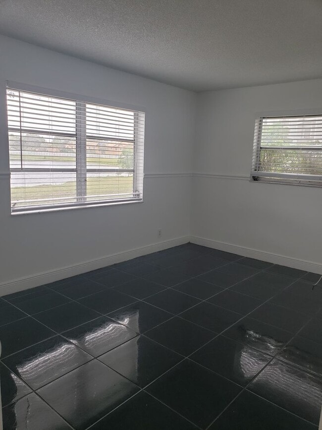 Building Photo - Spacious 2-bedroom apartment in Miramar