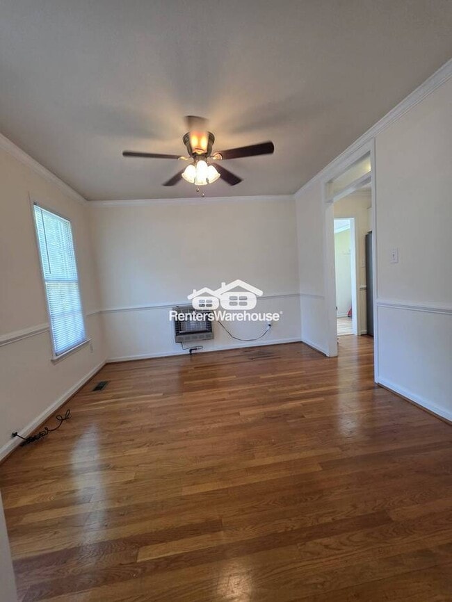 Building Photo - Lovely 3 bedroom, 2 1/2 Bath home in popul...