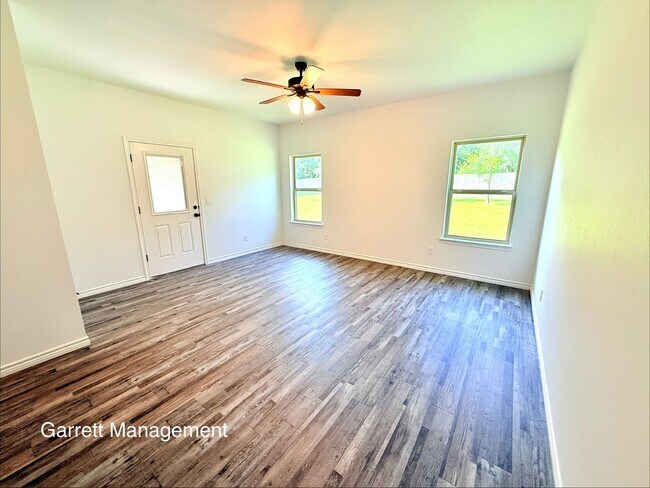 Building Photo - Amazing 4/2.5 House for Rent in Lampasas, Tx