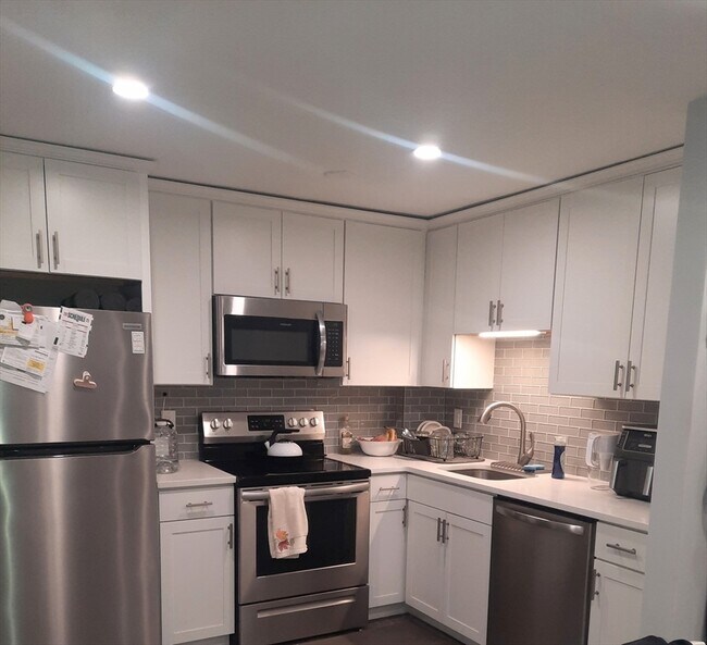 Building Photo - 30 Edgewood Ln