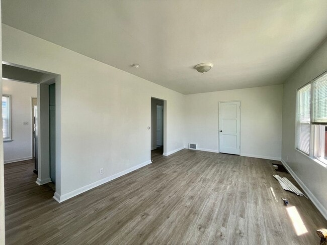 Building Photo - RENOVATED BALLARD 3 BED, 2 BATH DUPLEX UNI...
