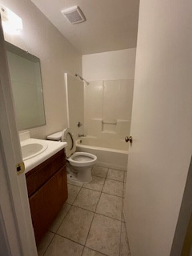 Building Photo - 4422 White Ln