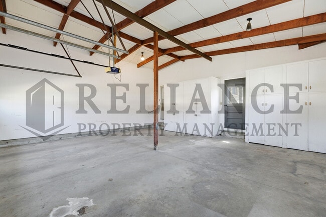 Building Photo - 2541 W Benjamin Dr