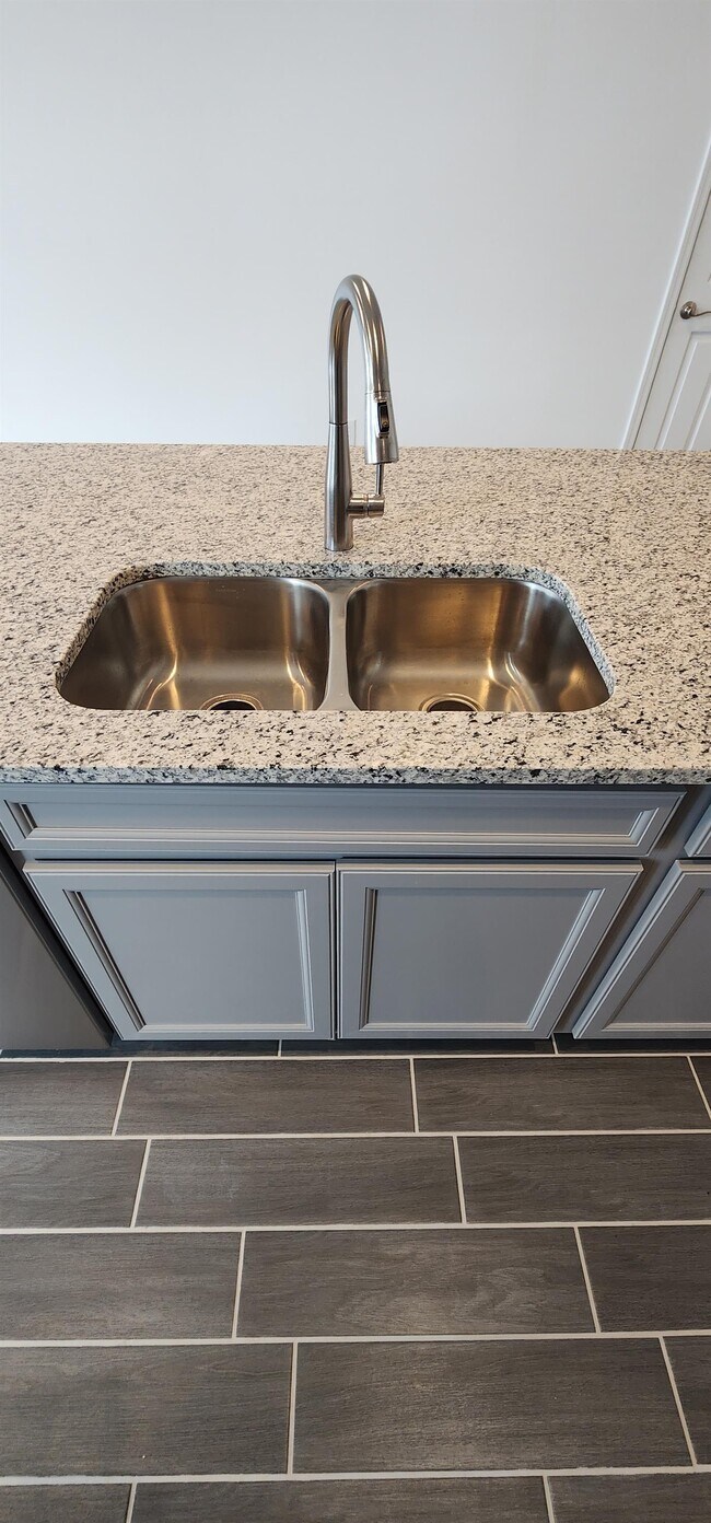 Building Photo - 7822 S Wolf Creek Dr