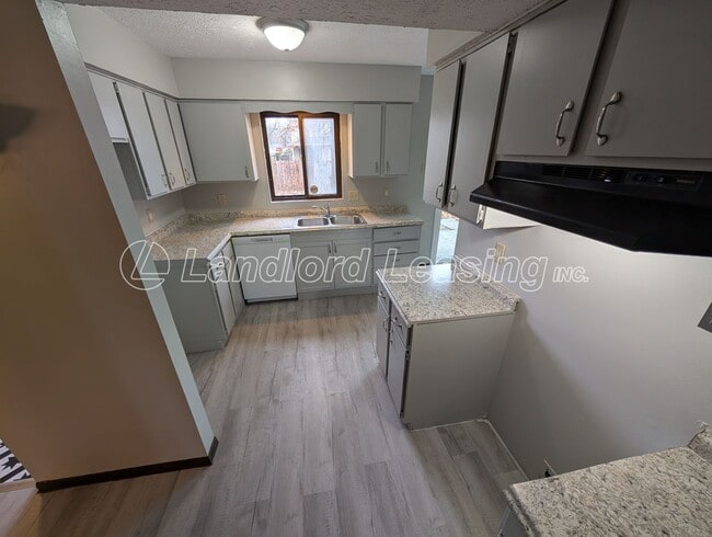 Building Photo - Spacious Townhome with Vaulted Ceilings, Fireplace & Garage