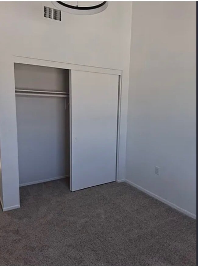 Building Photo - 366 E 15th St