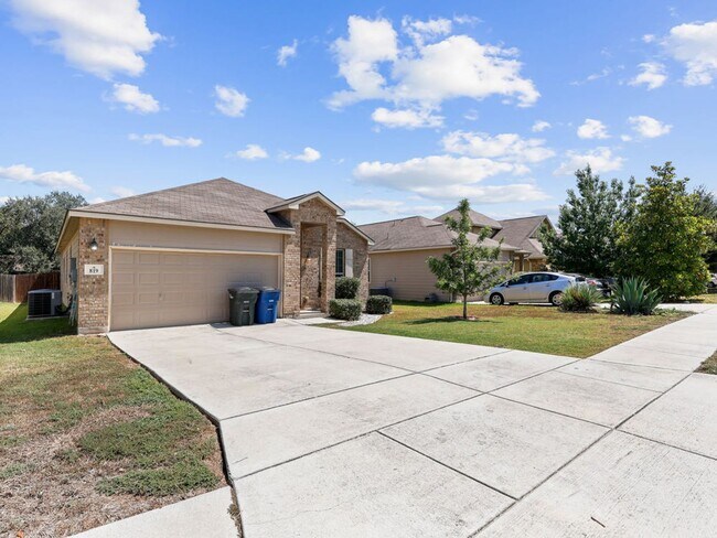 Building Photo - Charming Home Awaits: Spacious & Modern Li...