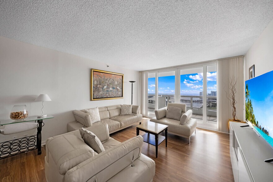 Primary Photo - 1717 N Bayshore Dr