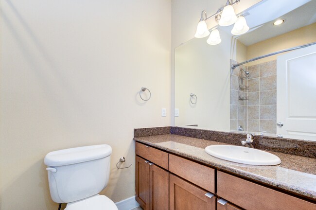 Building Photo - Modern 3 Bedroom // 3.5 Bathroom in the He...