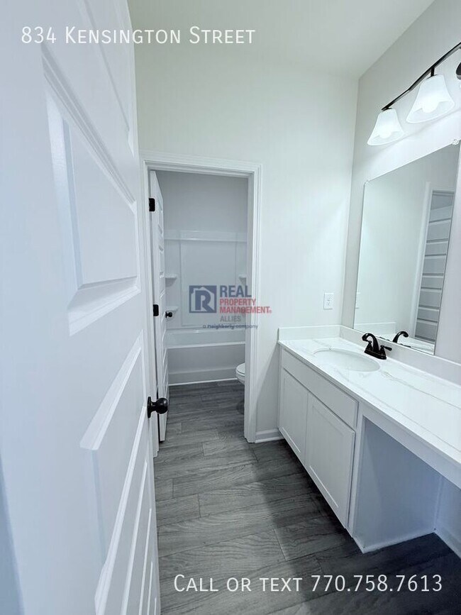 Building Photo - 834 Kensington St