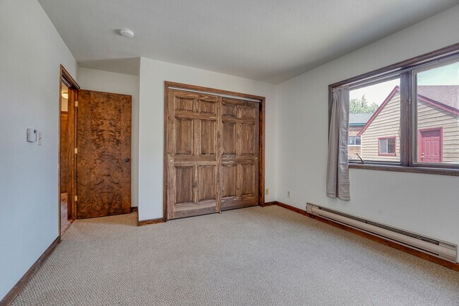 Building Photo - 305 N Chipmunk Cir