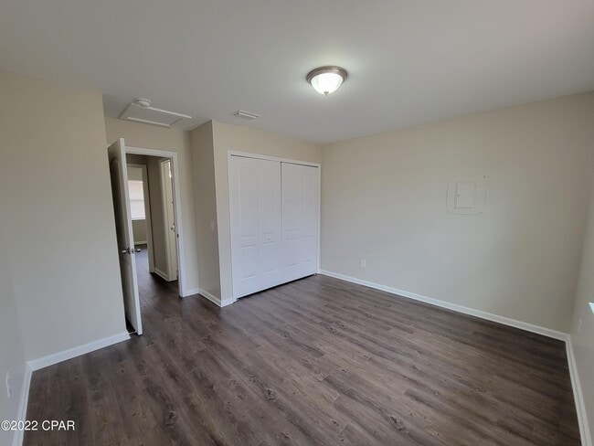 Building Photo - 5820 Hickory St