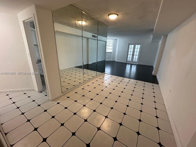 Building Photo - 999 Brickell Bay Dr