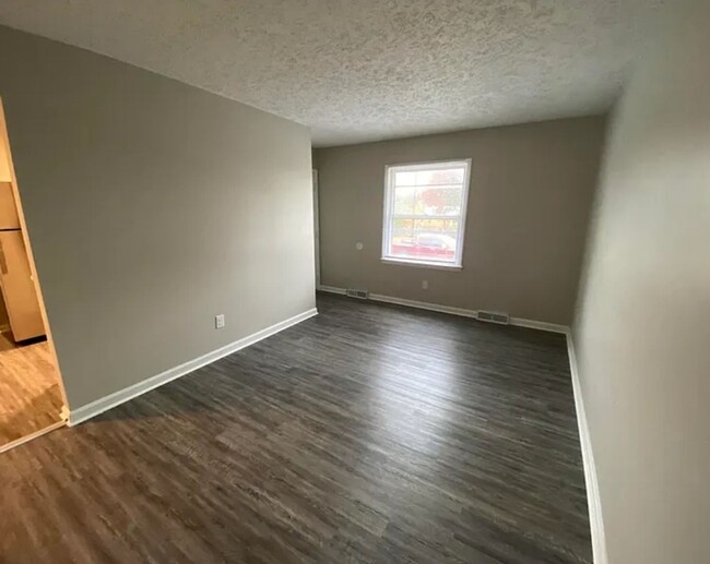 Building Photo - 2 Bedroom Duplex in Popular Lexington Loca...