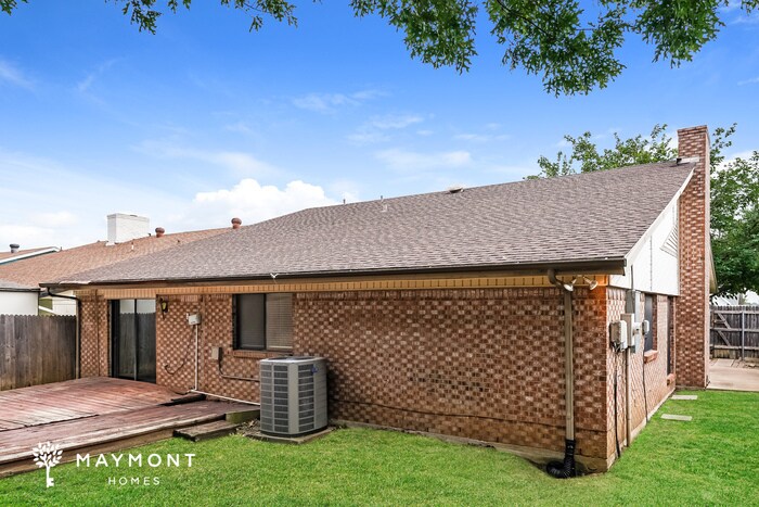 Building Photo - 2211 Benbrook Dr