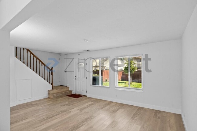 Building Photo - Unit