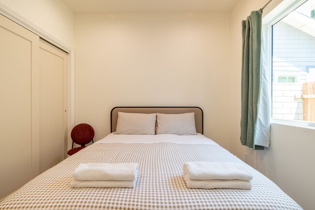 Building Photo - Contemporary New home in Monrovia