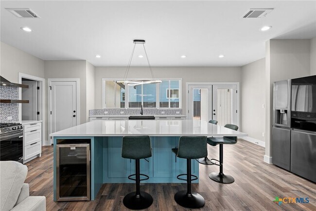 Building Photo - 2204 Magnolia Dr