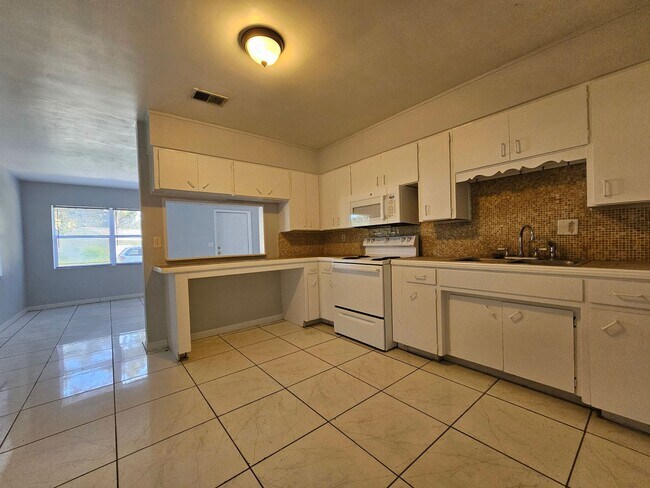 Building Photo - Charming 3-Bedroom, 2-Bath Home with Bonus Room and Detached Garage in Lakeland!!
