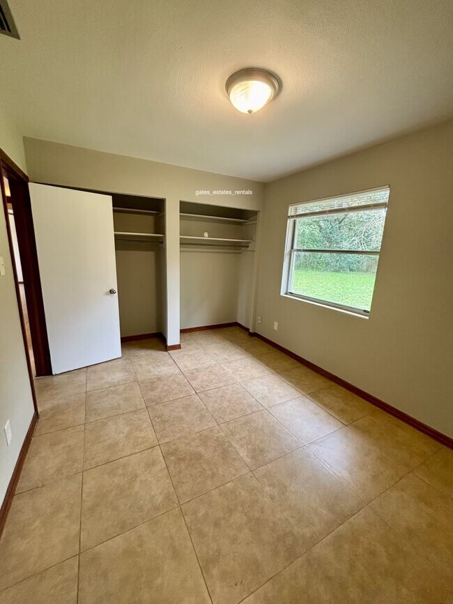 Building Photo - 10235 Elmhurst Dr