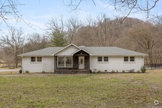 Building Photo - 3 bedroom / 2 bathroom paradise in Goodlet...